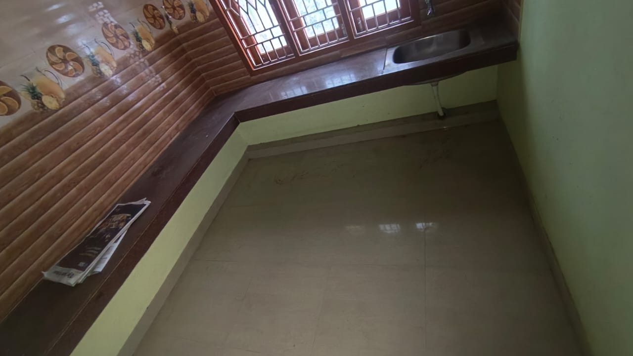 Unfurnished 5 bhk in Hatigaon for Rent